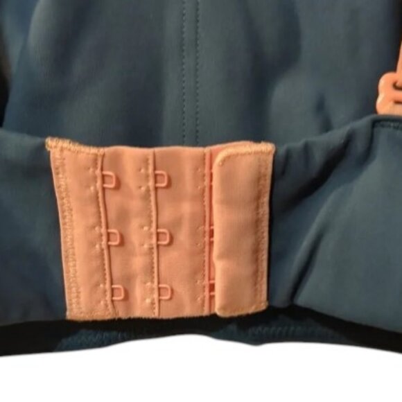 FWD push women's sports bra - Picture 7 of 10